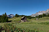 Percorrendo la sponda NW del lago di Devero si può godere di ampio panorama sul panettone del Cobernas (verso SE). 